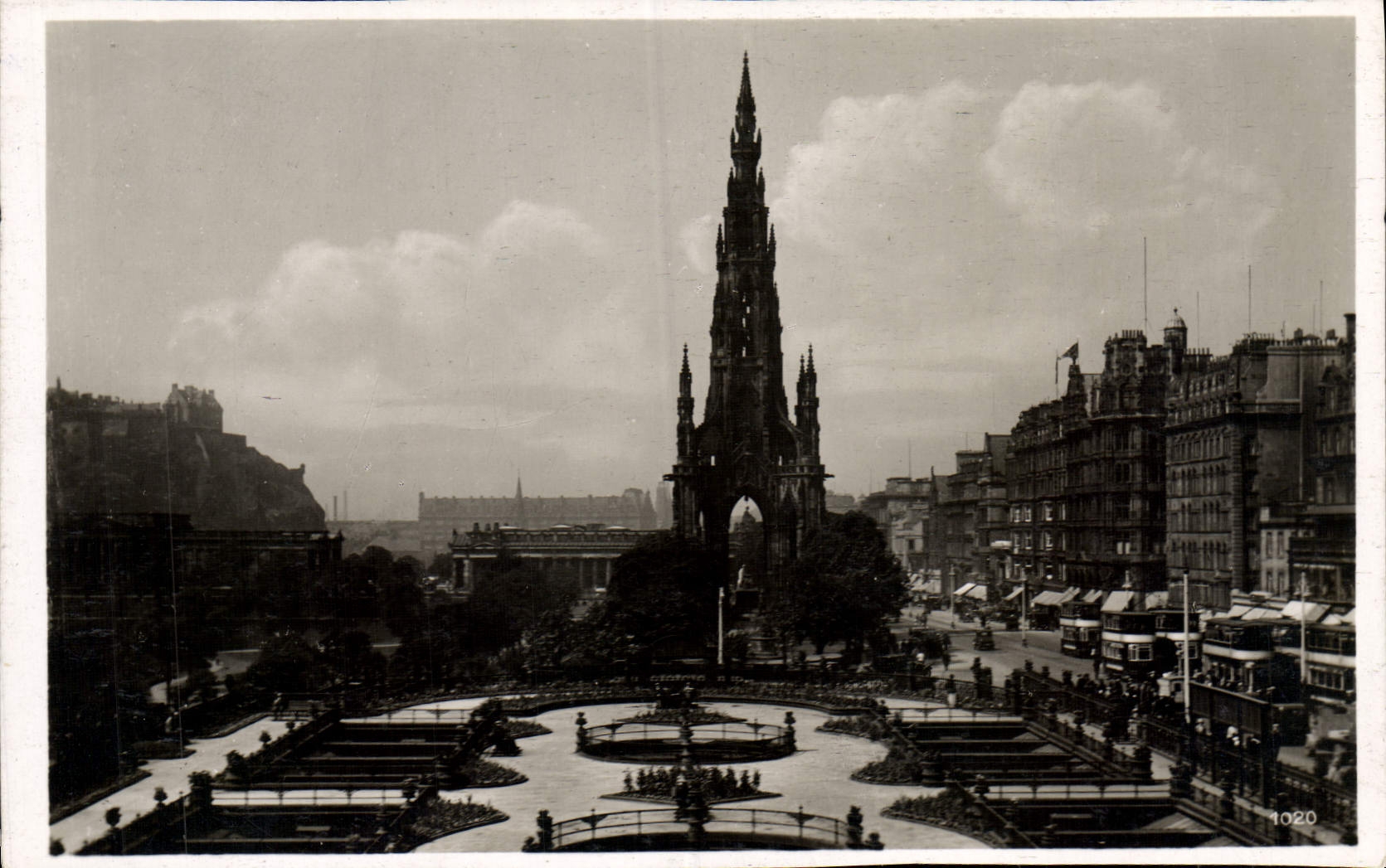 VINTAGE POSTCARD Scotland Edinburgh Scot Monument