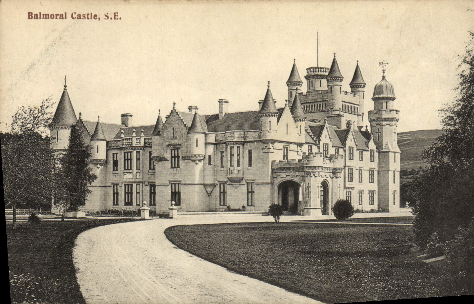 VINTAGE POSTCARD Balmoral Castle