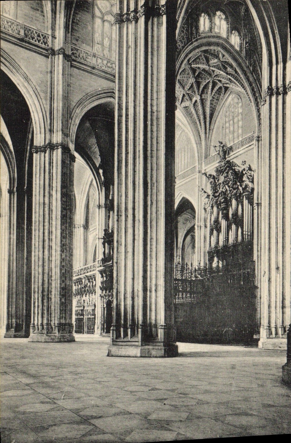 VINTAGE POSTCARD Sevilla Interior of Catedral