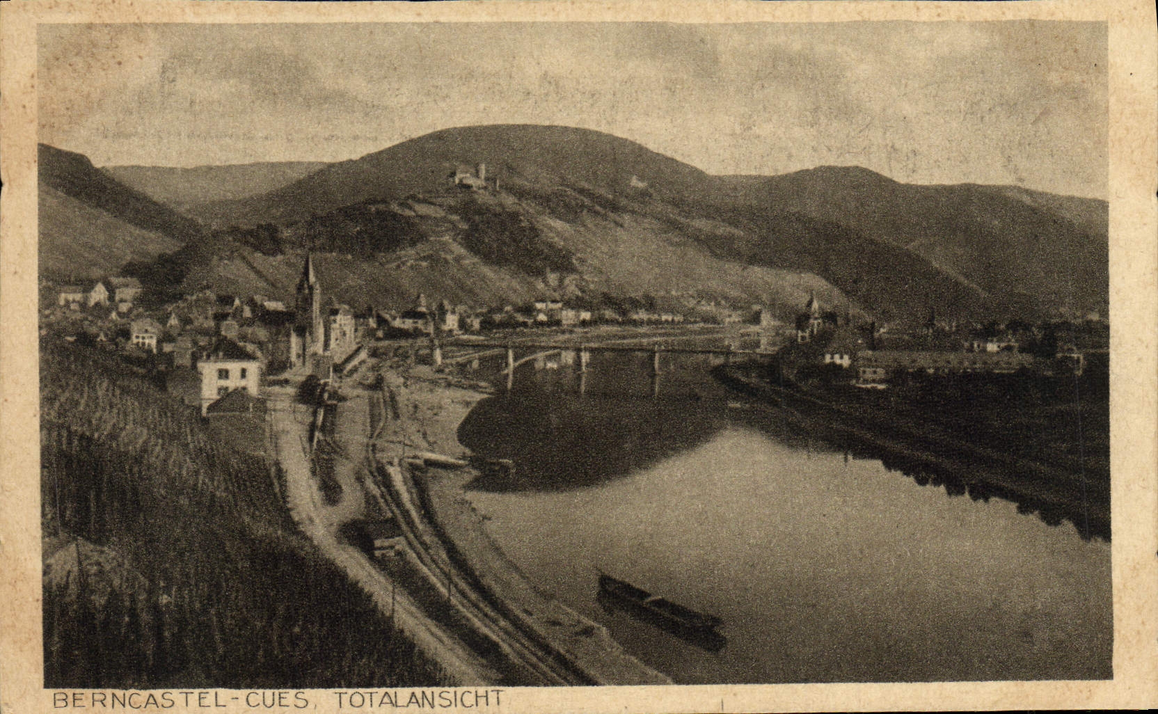 CUSE Totalansicht de Berncastel de la POSTAL de la VENDIMIA