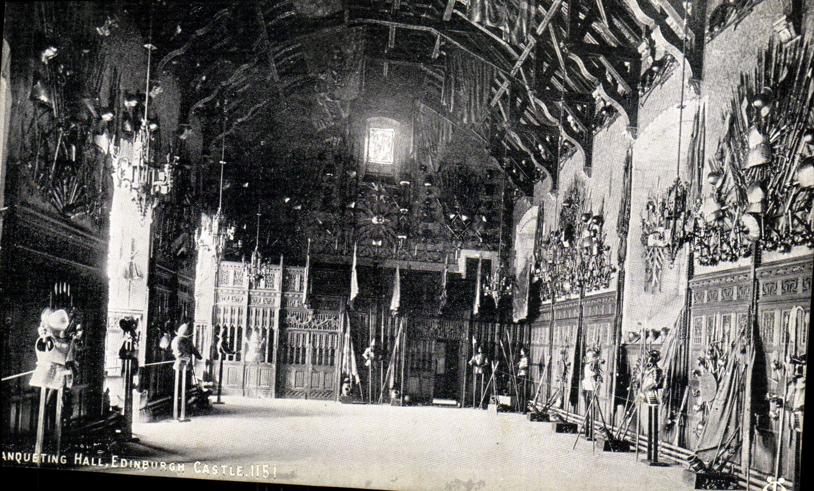 VINTAGE POSTCARD Banqueting Hall Edinburg Castle