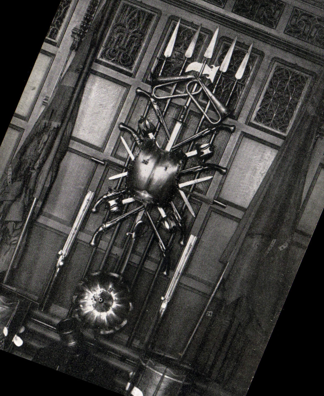 VINTAGE POSTCARD Group off arms Banqueting Hall Edinburgh castle