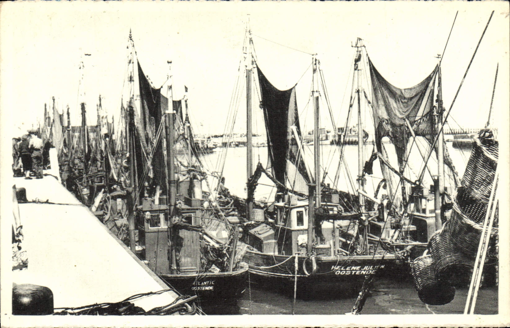 VINTAGE POSTCARD Ostend the Dock Montgomery Boats
