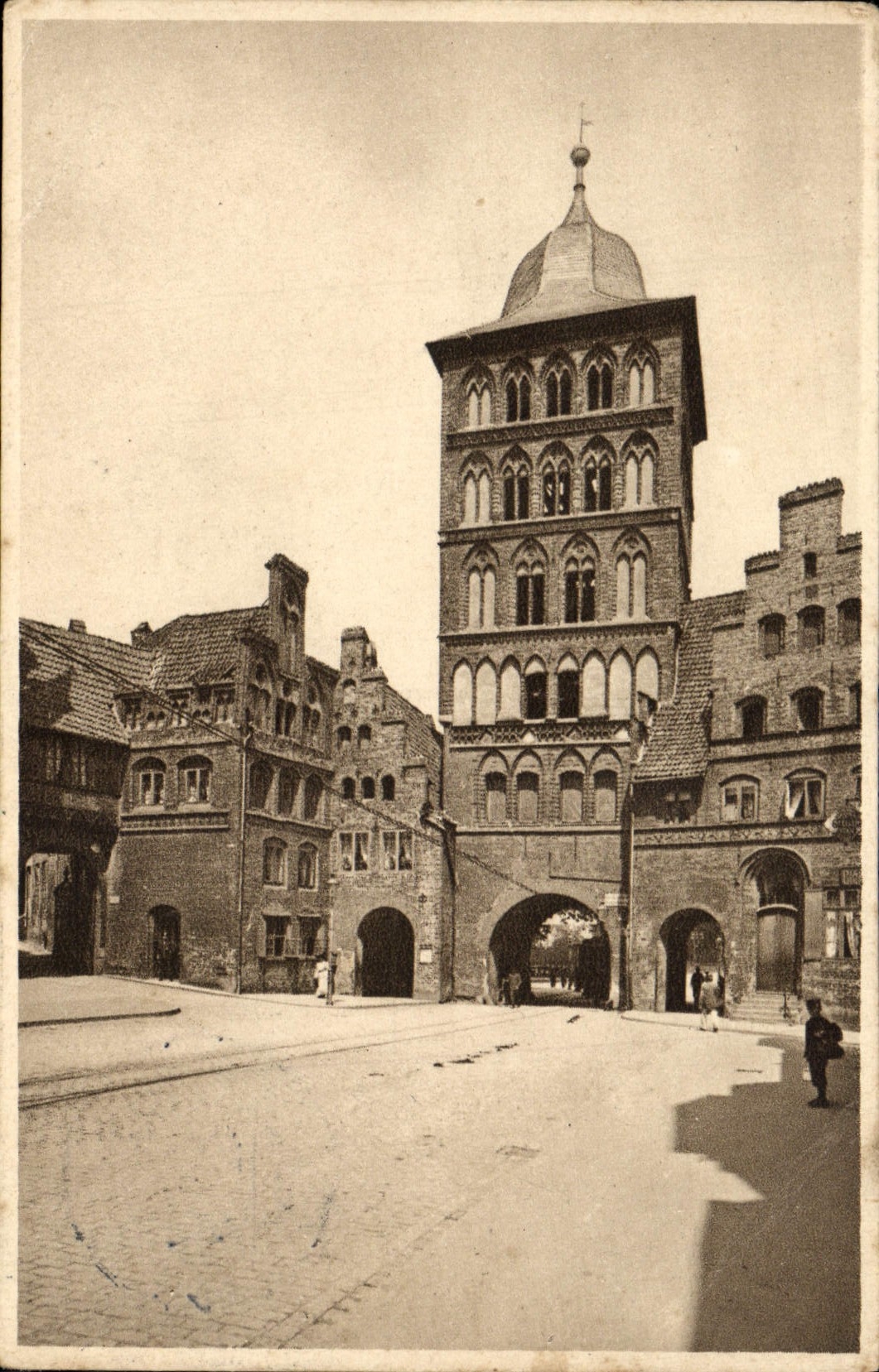 VINTAGE POSTCARD Lubeck Das Burgtor