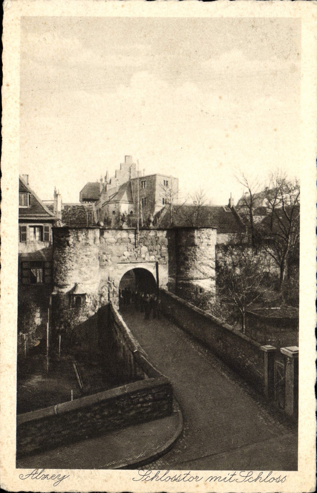 VINTAGE POSTCARD Alzey Schlosstor put Schloss