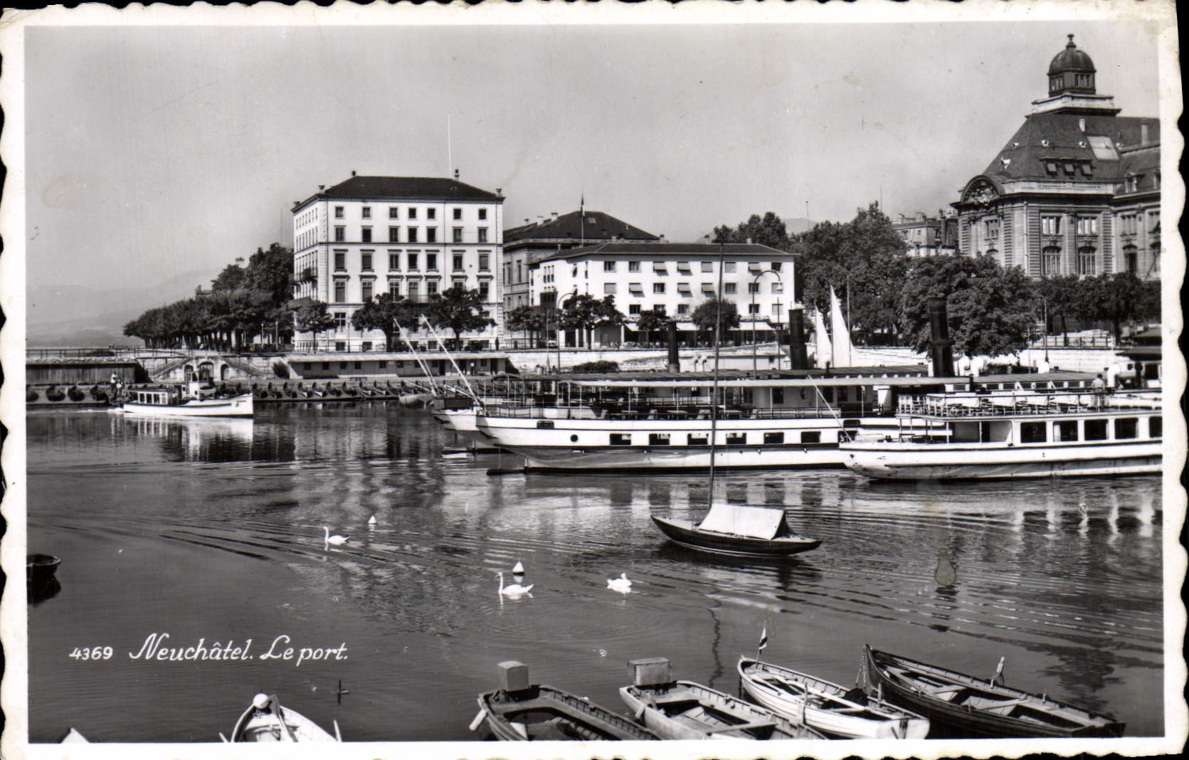 VINTAGE POSTCARD Neuchâtel the Port Boats
