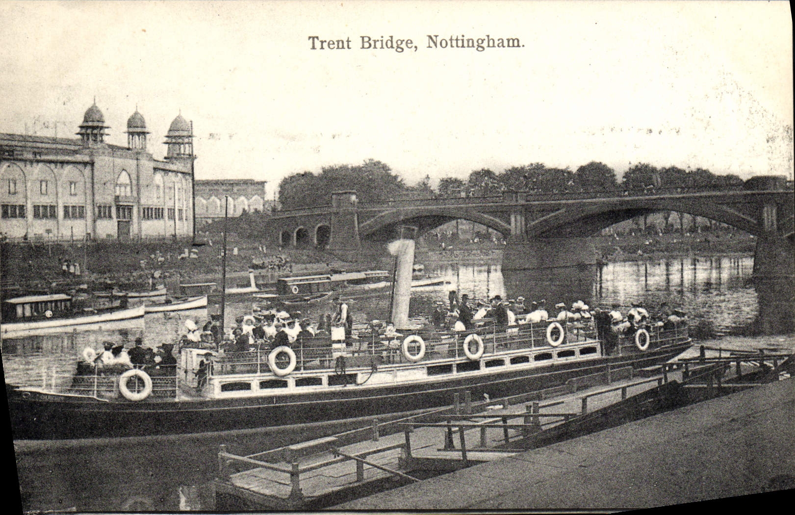 VINTAGE POSTCARD the Trent Bridge Nottingham Boat