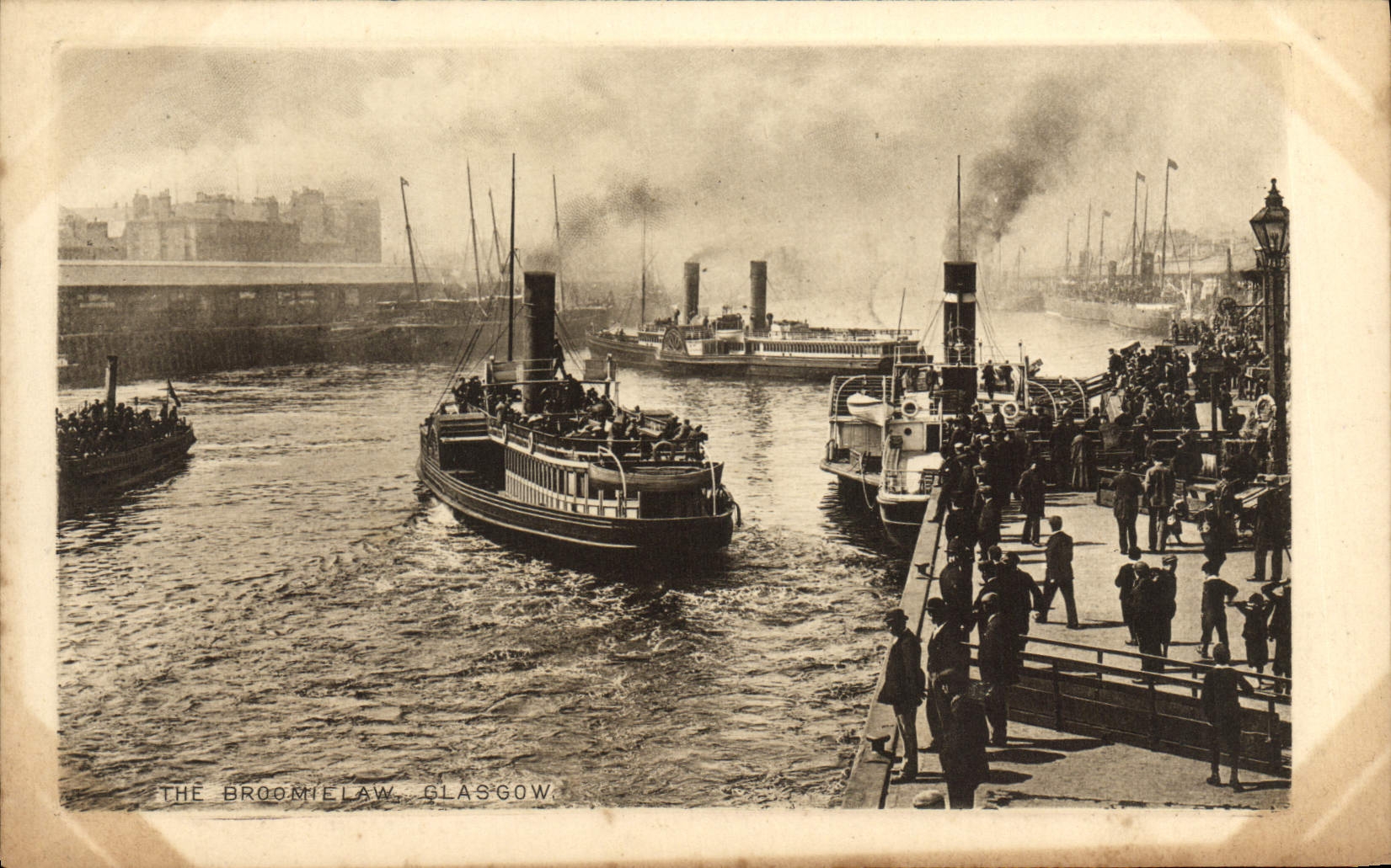 VINTAGE POSTCARD The Broomielaw Glasgow Boats