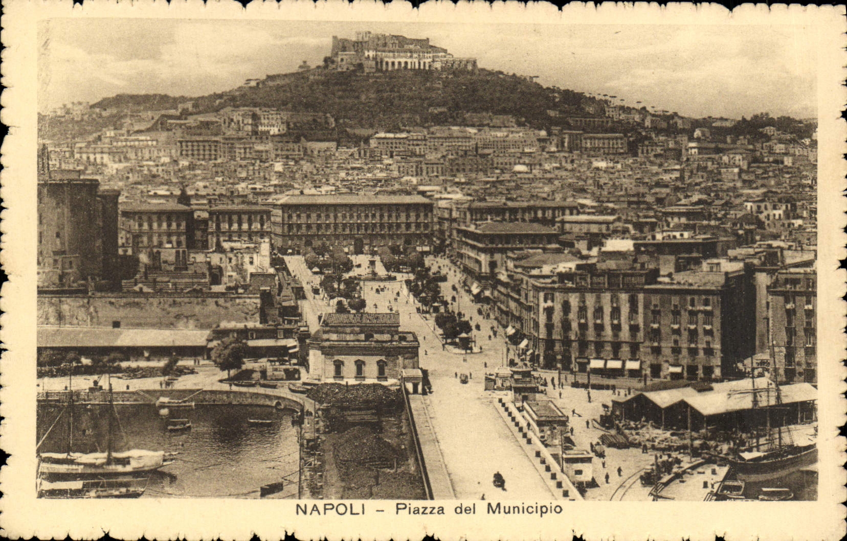 VINTAGE POSTCARD Napoli Piazza Del Municipio