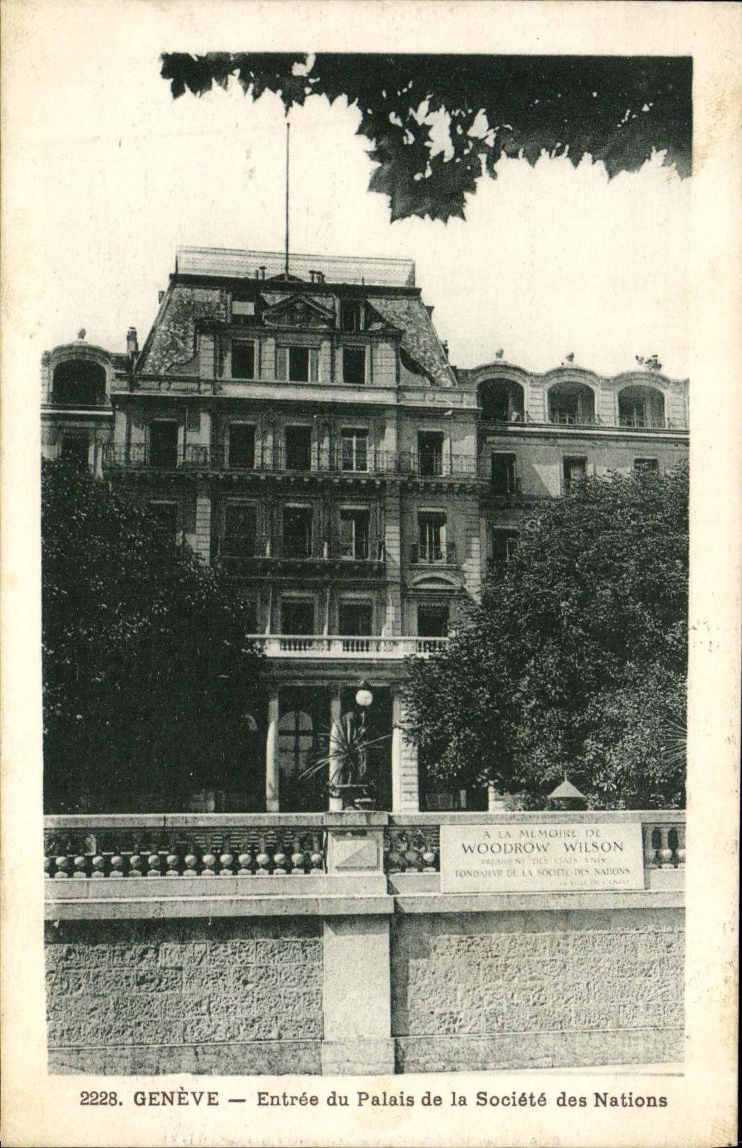 CPA Geneve Entree Du Palais De La Societe Des Nations
