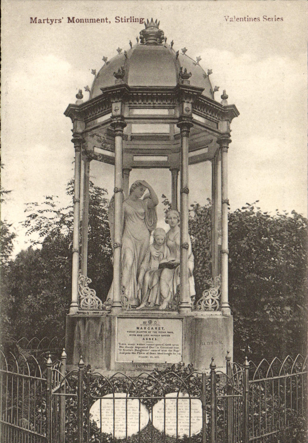 VINTAGE POSTCARD Martyr' S Stirling Monument