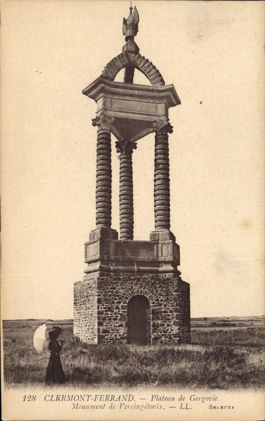 POSTAL Clermont-Ferrand Plate De Gergorie Monument De Vercingetorix de la VENDIMIA