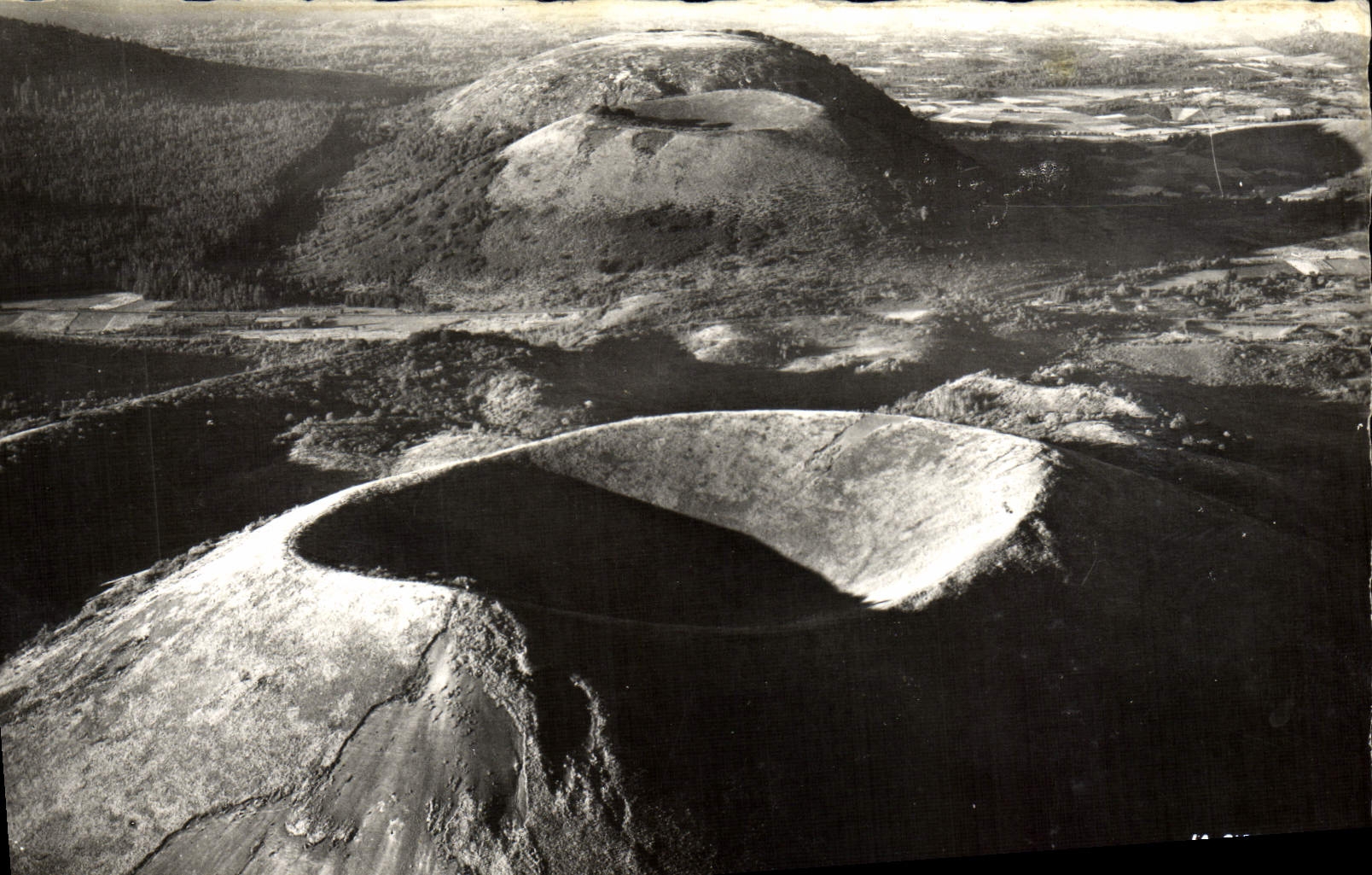 CPM En Avion Sur Les Environs De Clermont Ferrand Le Puy Pariou 