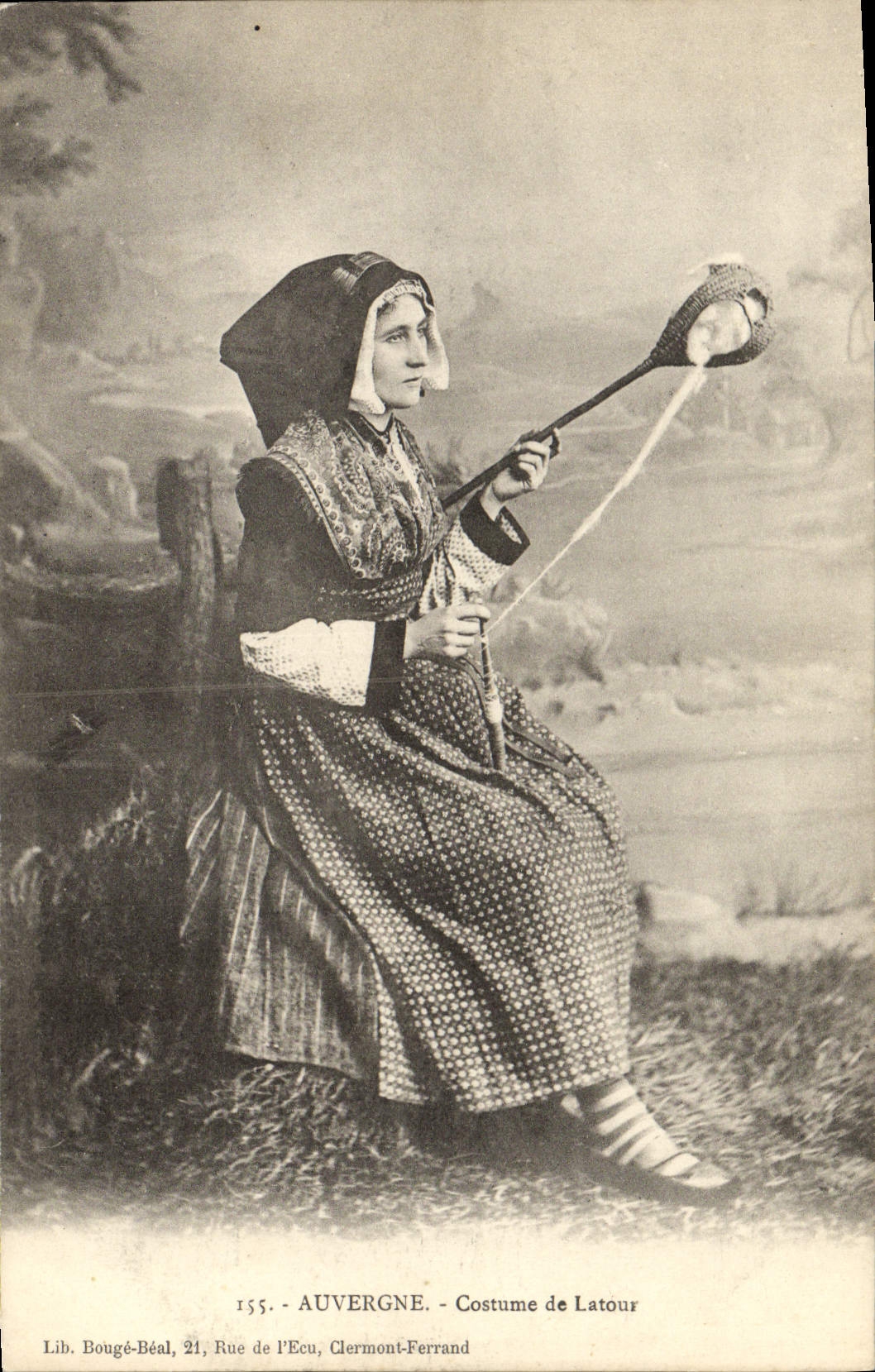 CPA Auvergne Costume De Latour Folklore Femme