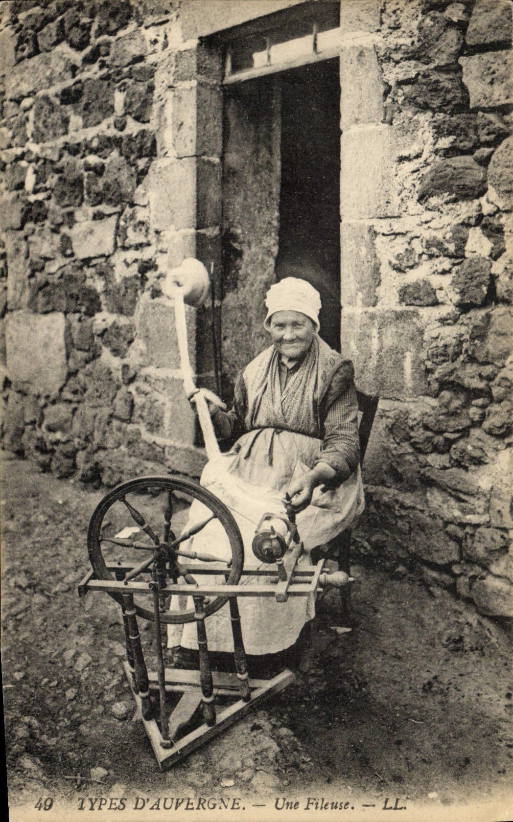 CPA Types D'Auvergne Une Fileuse Folklore