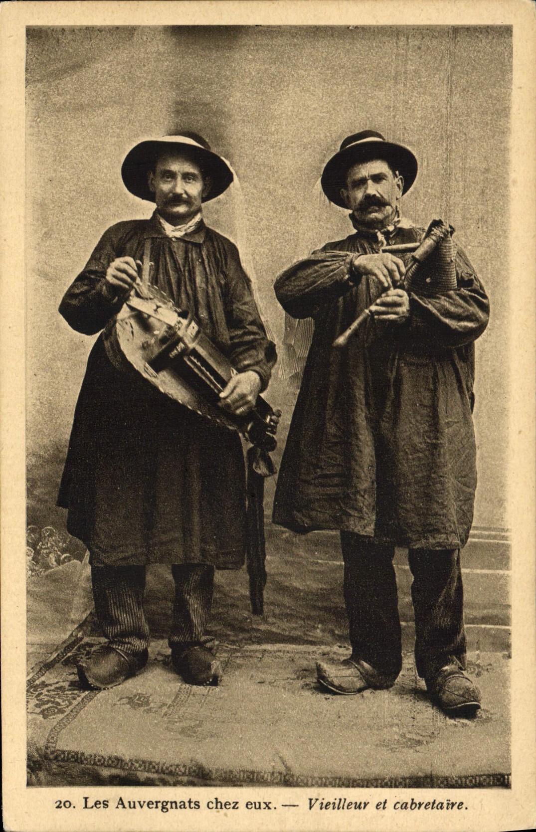 CPA Les Auvergnats Chez Eux Vieilleur Et Cabretaire Folklore 
