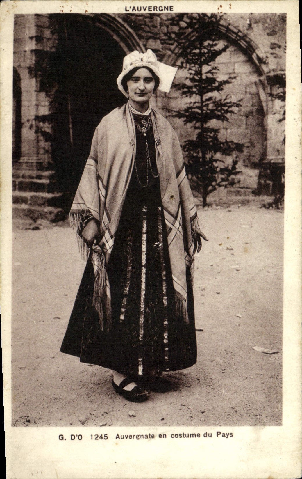 CPA L'Auvergne Auvergnate En Costume Du Pays Folklore Femme