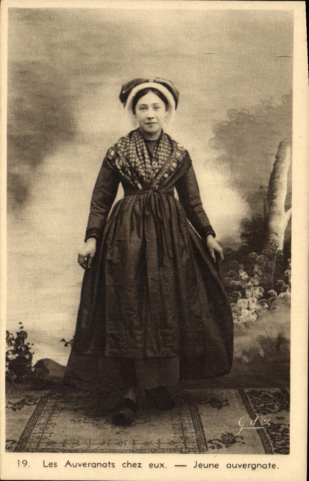 VINTAGE POSTCARD Auvergnats On their premises Young Auvergnate Folklore