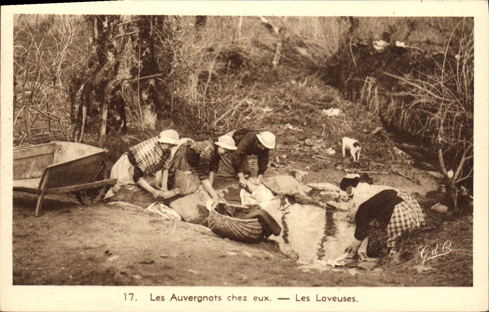 CPA Les Auvergnats Chez Eux Les Laveuses Femmes Folklore