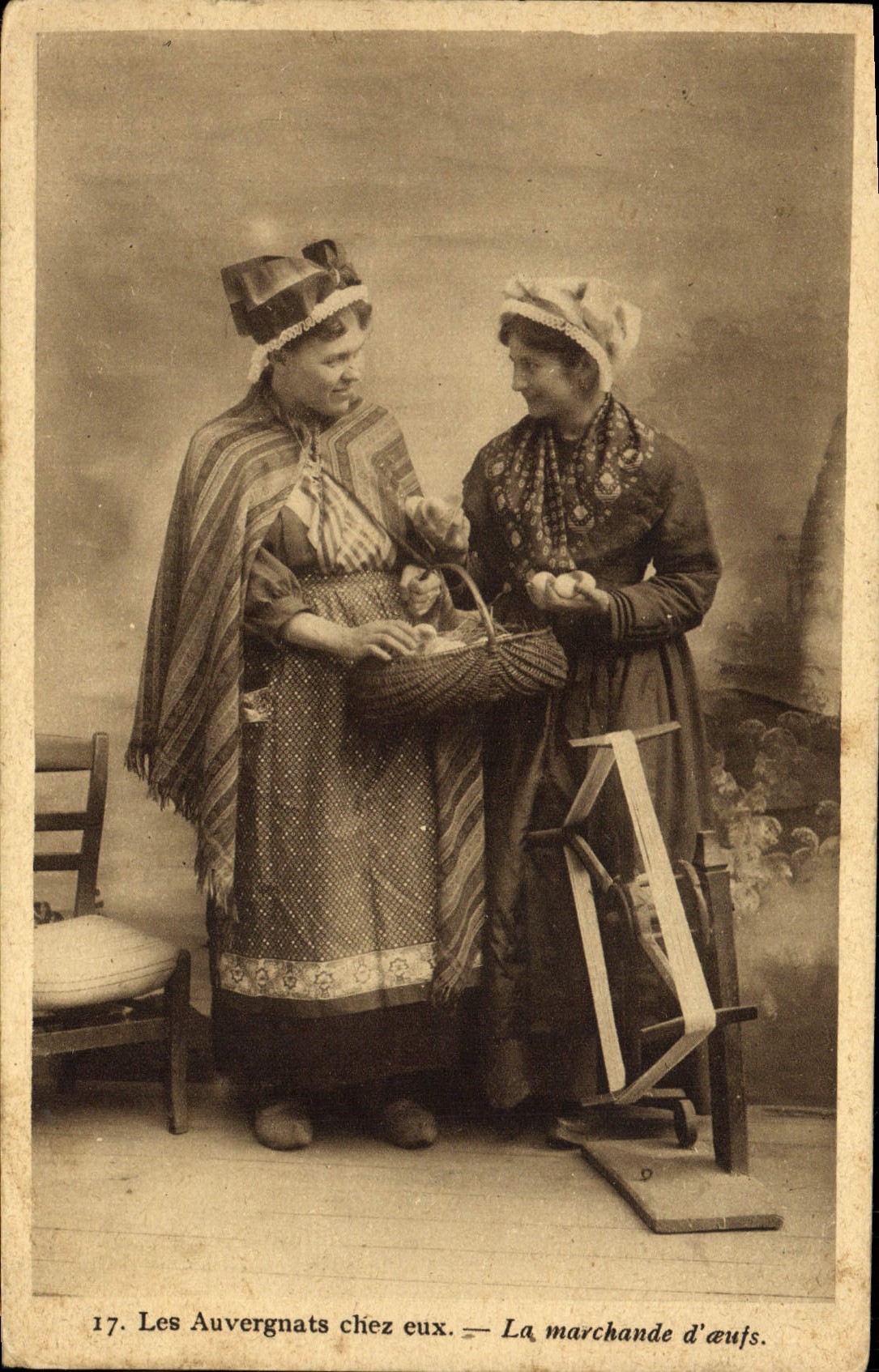 CPA Les Auvergnats Chez Eux La Marchande D'Oeufs Folklore