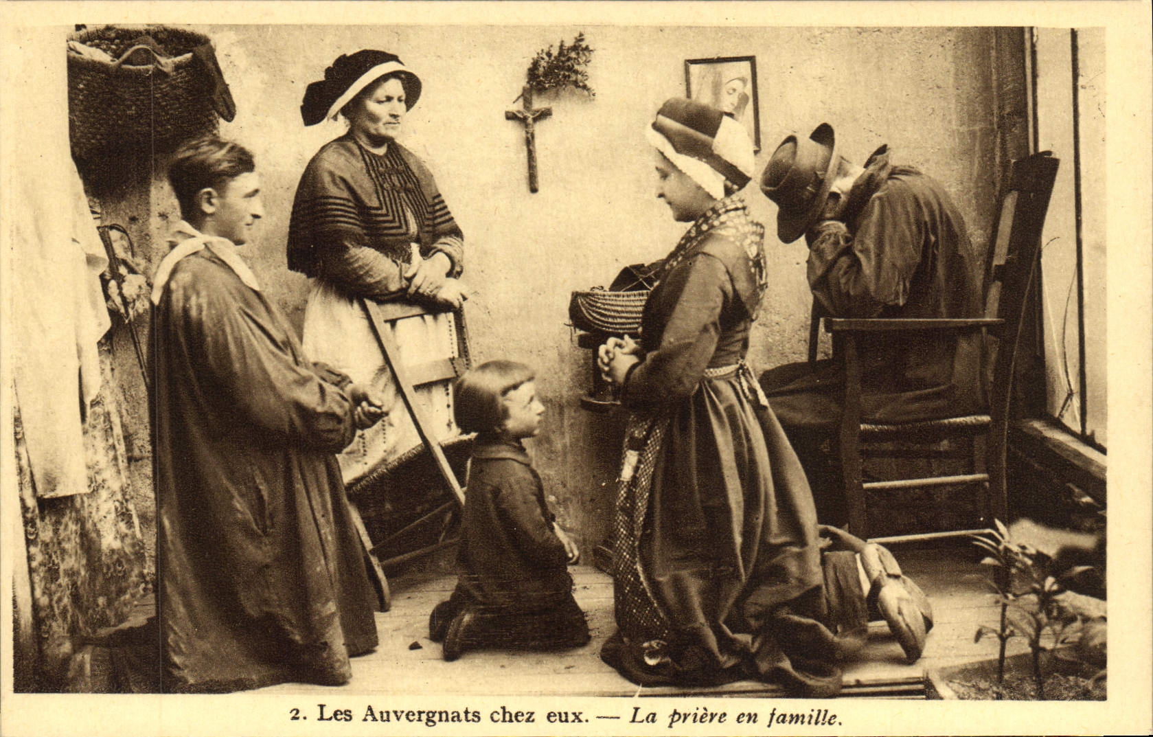 VINTAGE POSTCARD Auvergnats On their premises the Prayer In Folklore Family