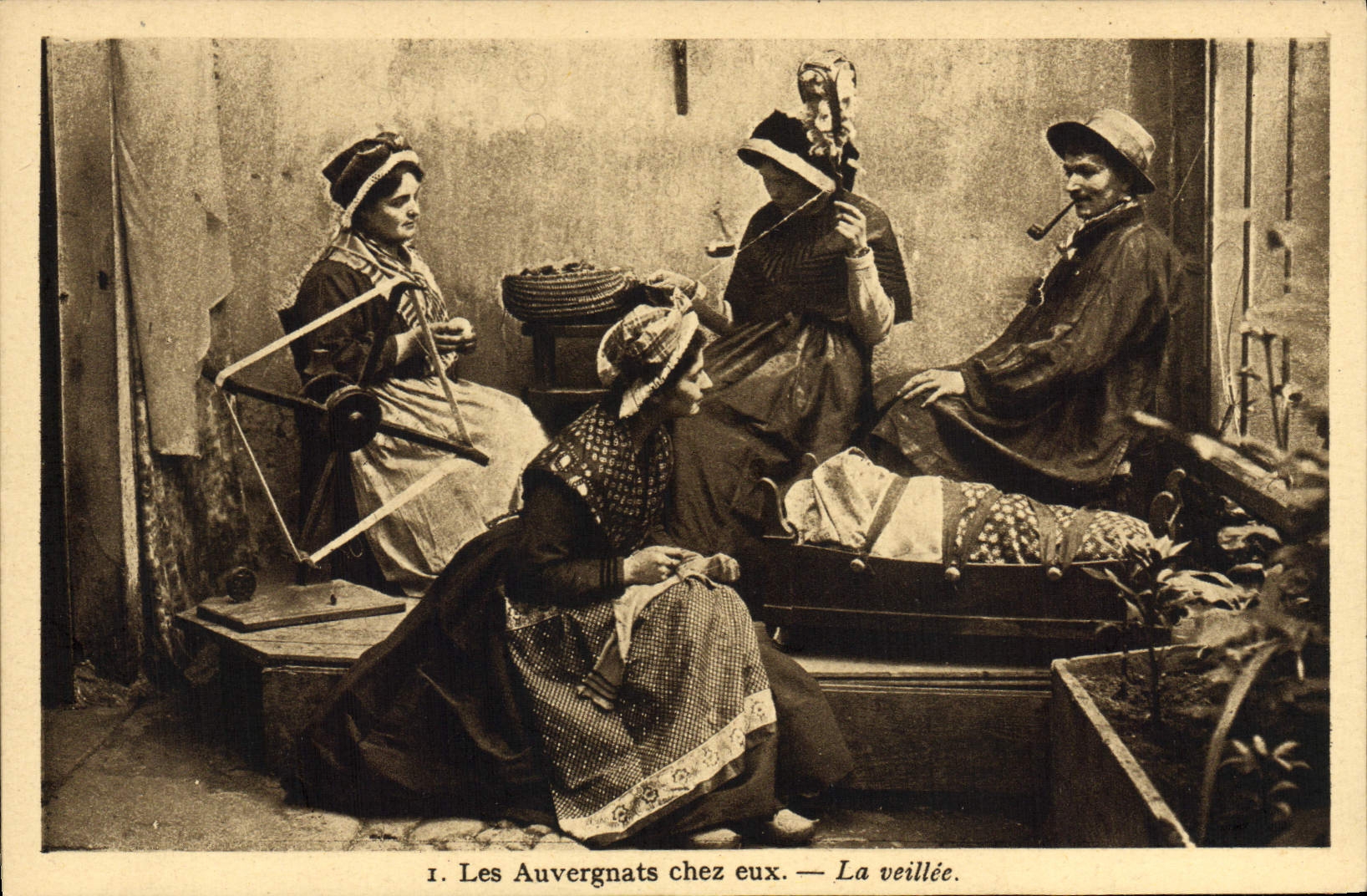 CPA Les Auvergnats Chez Eux La Veillee Folklore