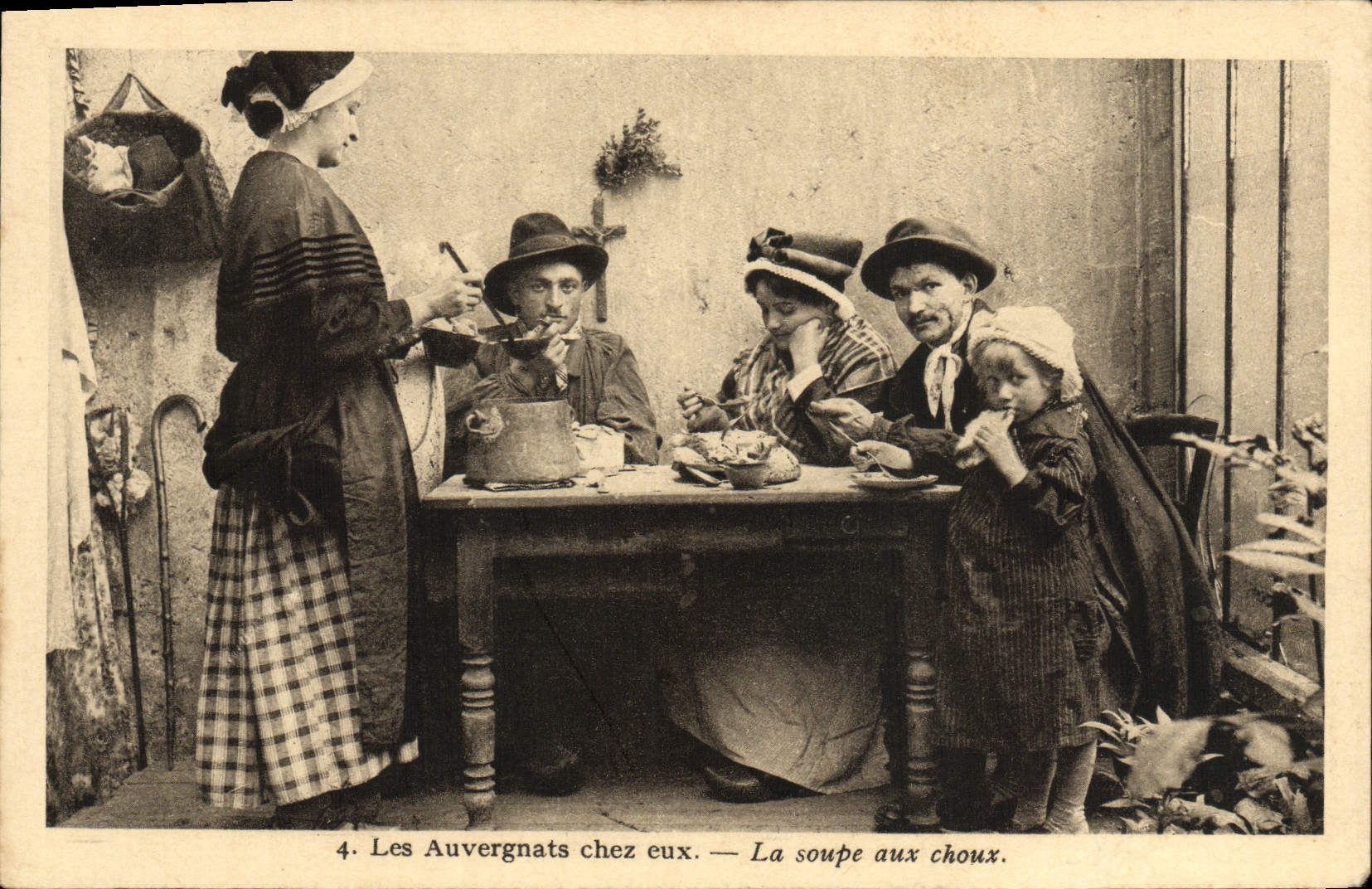 CPA Les Auvergnats Chez Eux La Soupe Aux Choux Folklore