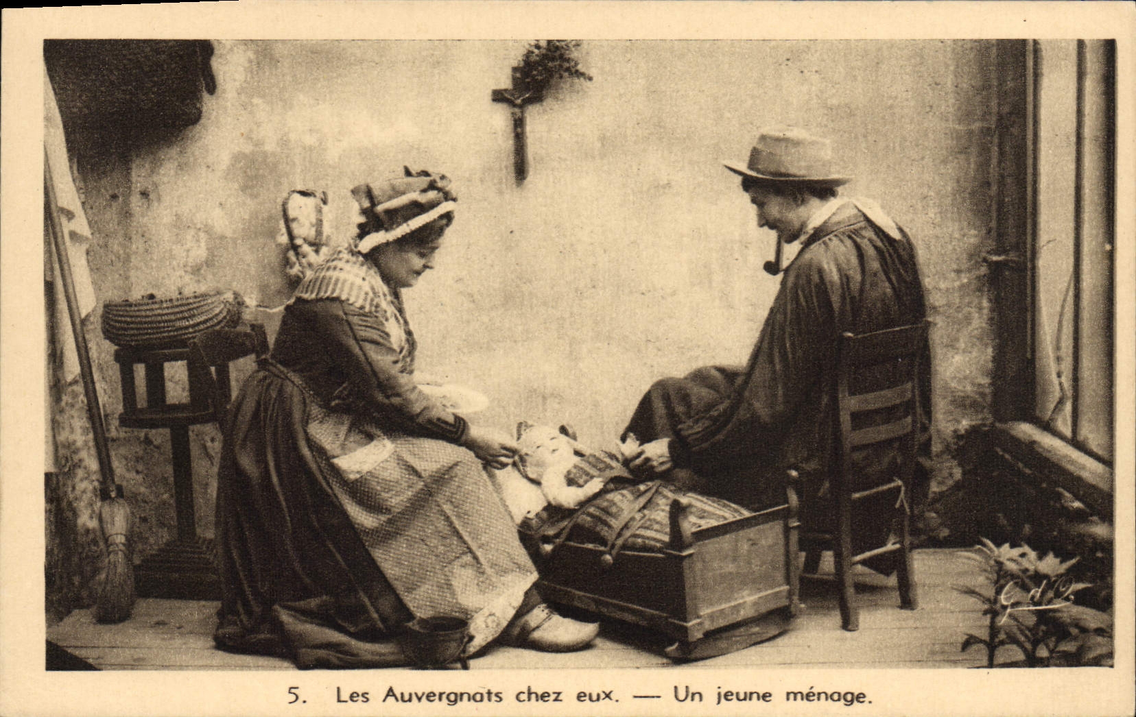 CPA Les Auvergnats Chez Eux Un Jeune Menage Folklore