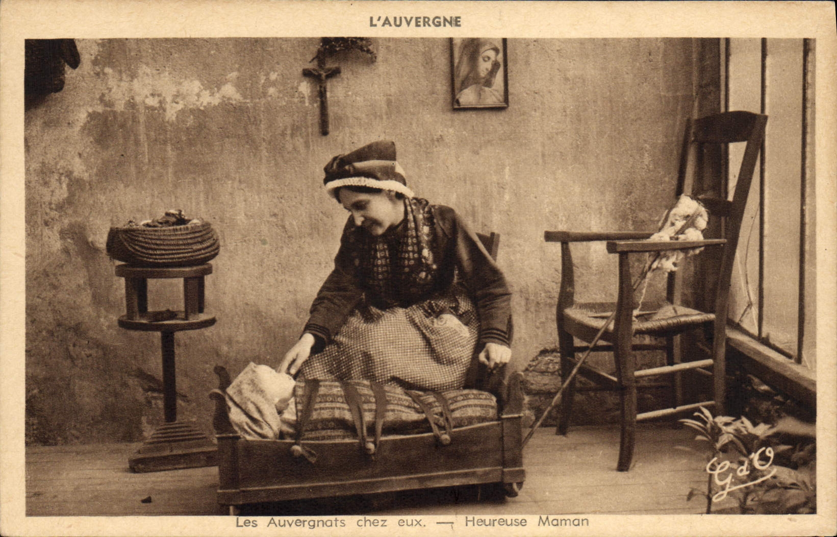 VINTAGE POSTCARD Auvergne Auvergnats On their premises happy Mom Folklore