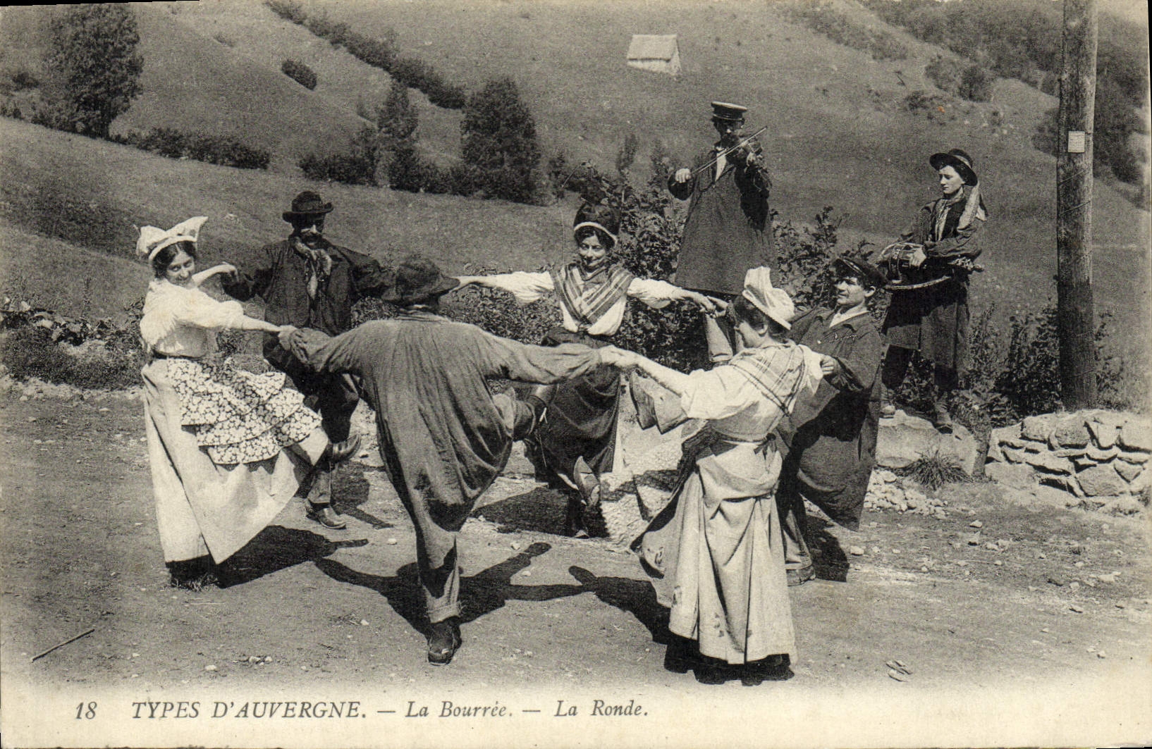 CPA Types D'Auvergne La Bourree La Ronde Folklore