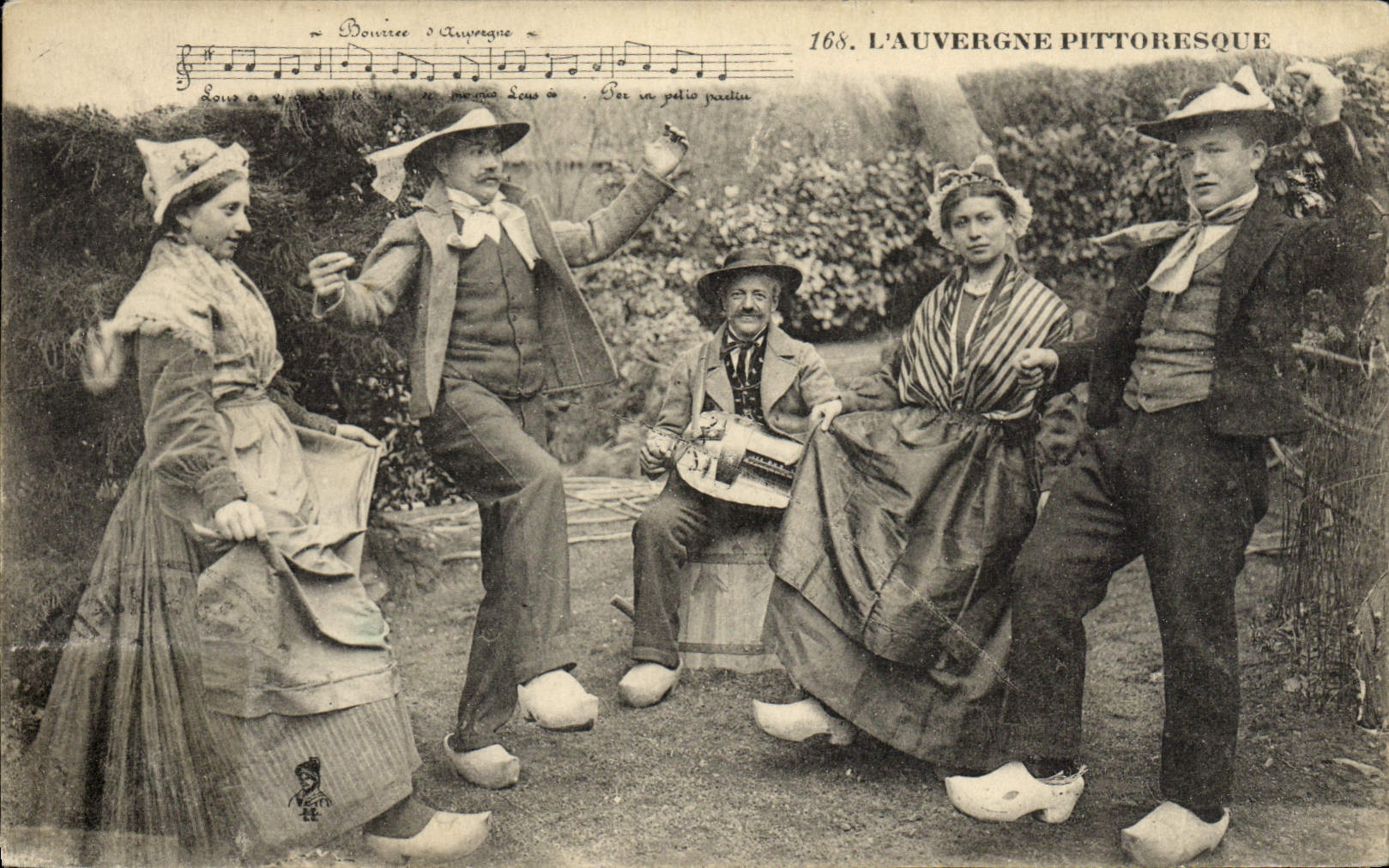 CPA L'Auvergne Pittoresque La bourree Folklore
