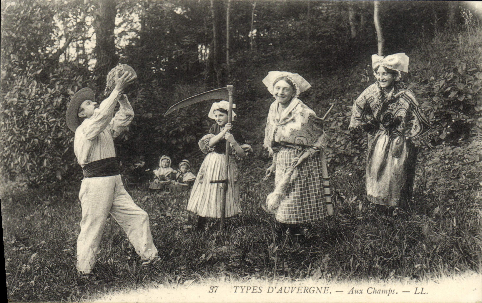 CPA Types d'Auvergne Aux Champs Folklore