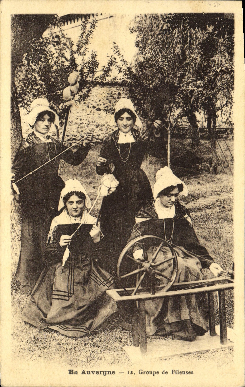 CPA En Auvergne Groupe De Fileuses Folklore