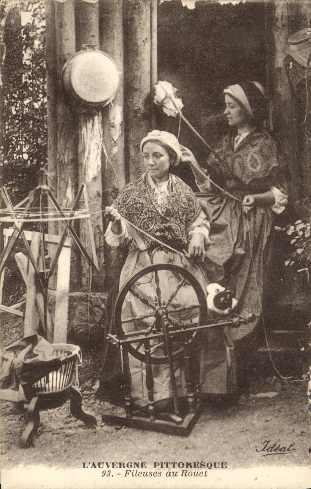 CPA L'Auvergne Pittoresque Fileuses Au Rouet Folklore