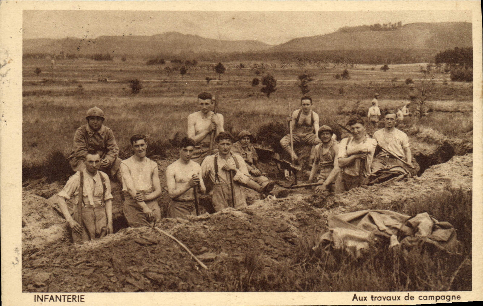 CPA Infanterie Aux Travaux De Campagne Militaria
