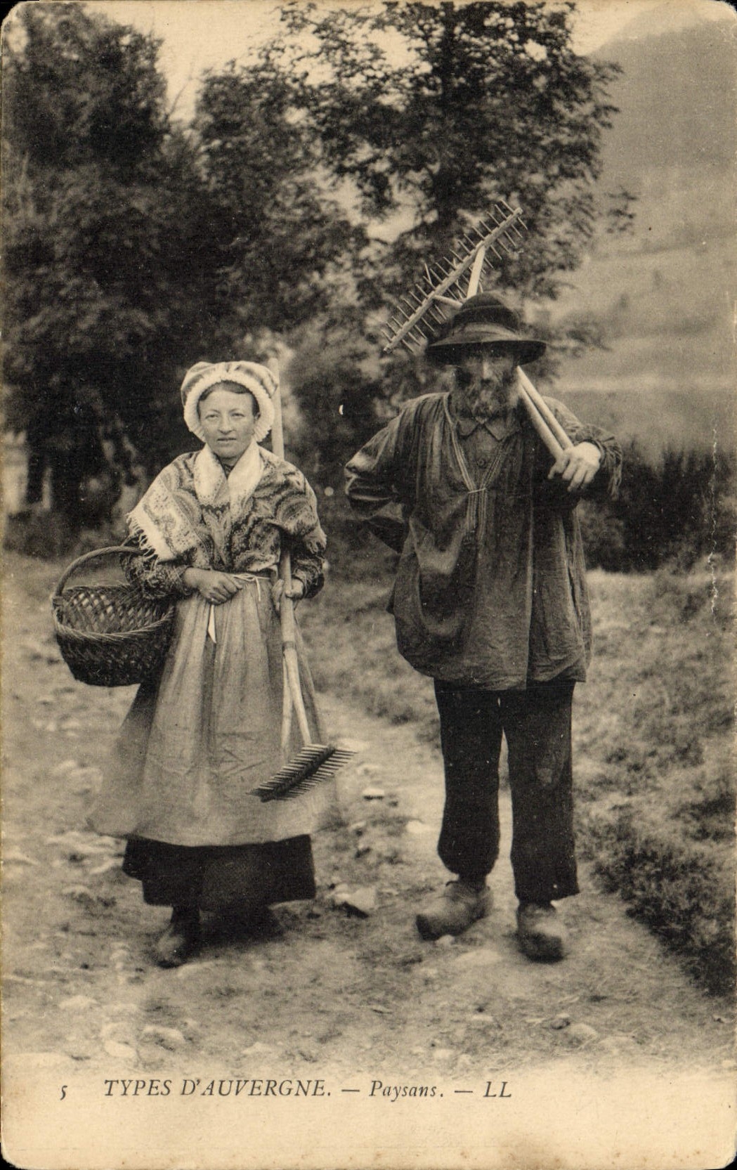 CPA Types d'Auvergne Paysans Folklore