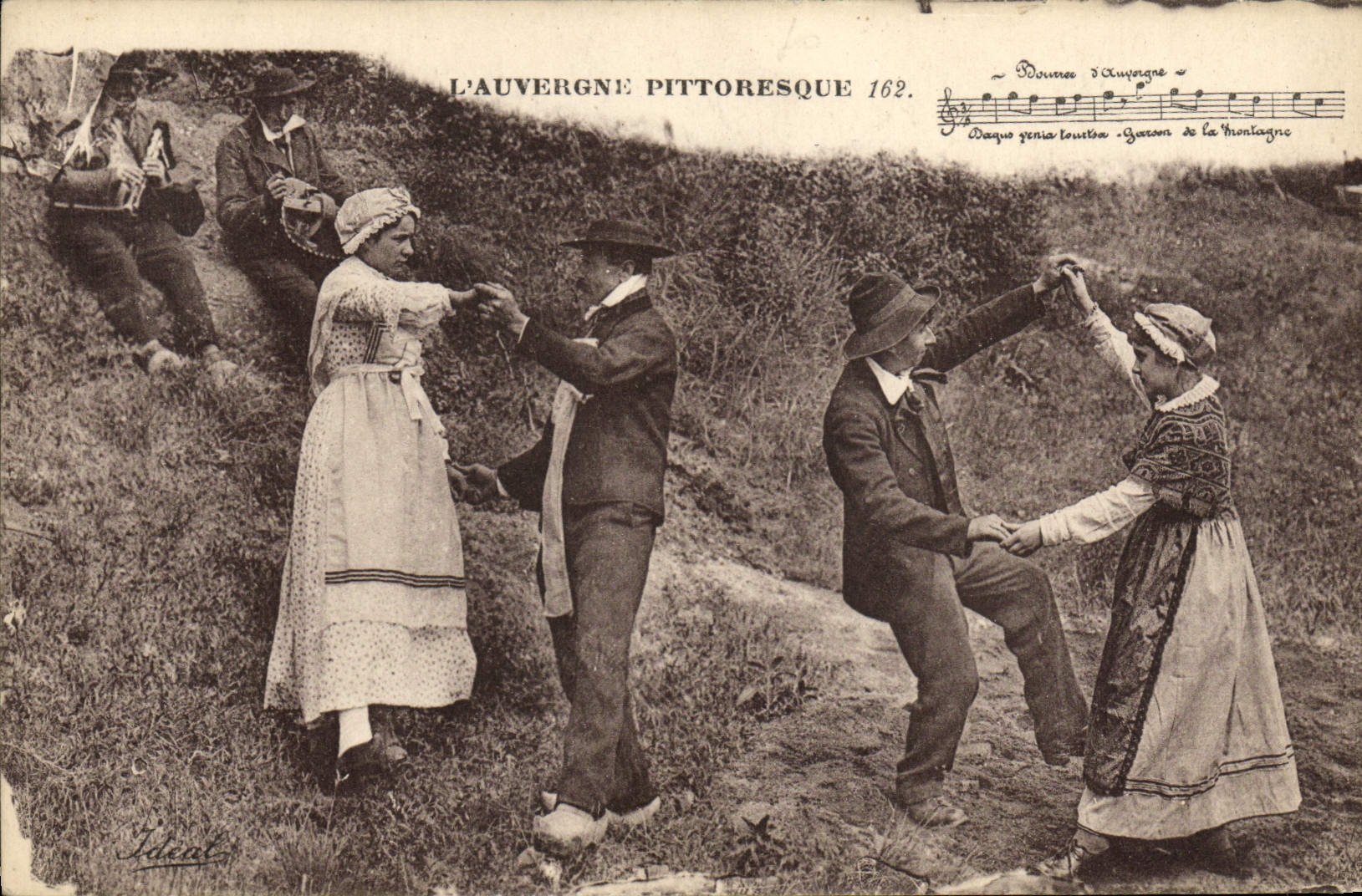 CPA L'Auvergne Pittoresque la bourree Folklore