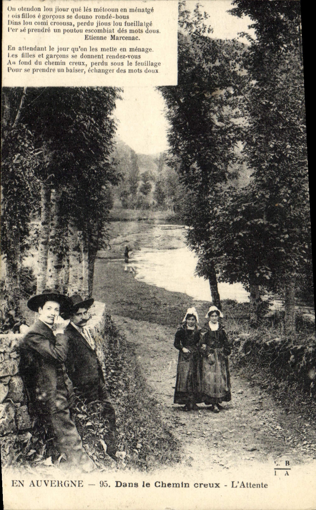 CPA En Auvergne Dans Le Chemin Creux L'Attente Folklore