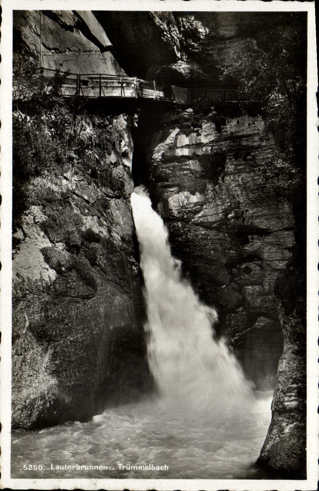 VINTAGE POSTCARD Lauterbrunnen Trummelbach
