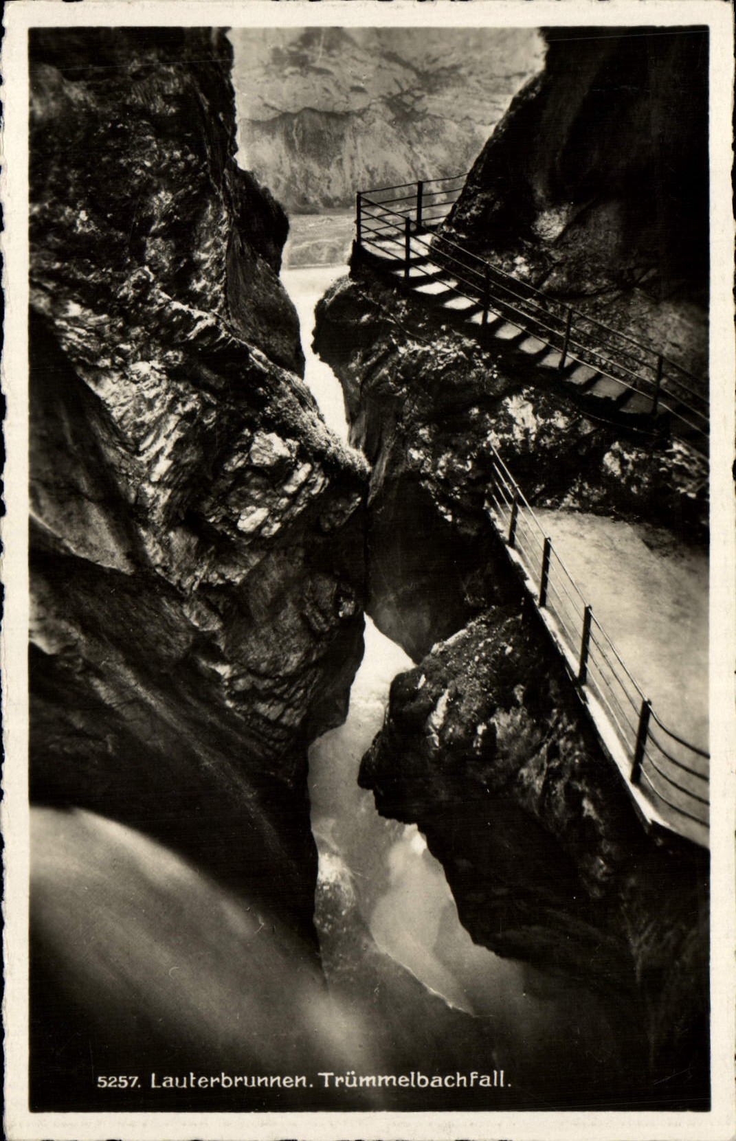 MODERN CARD Lauterbrunnen Trummelbachfall