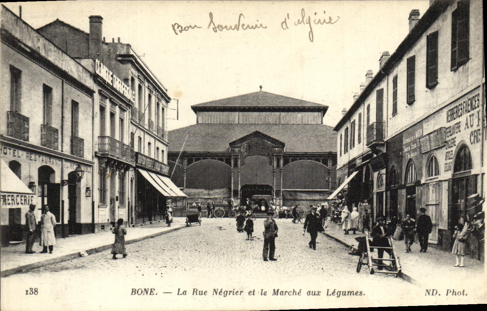 Hueso de la POSTAL de la VENDIMIA el comerciante auxiliar y el mercado de la calle con los vehículos