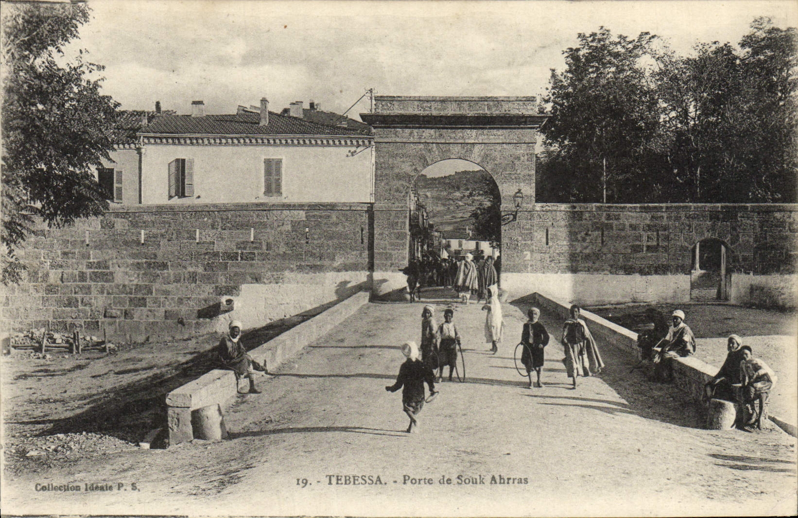 VINTAGE POSTCARD Tebessa Carries Abrras Souk