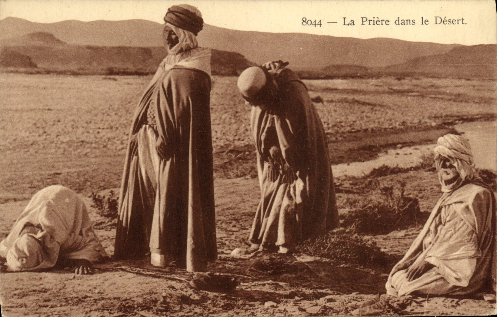 CPA La Priere Dans le Desert