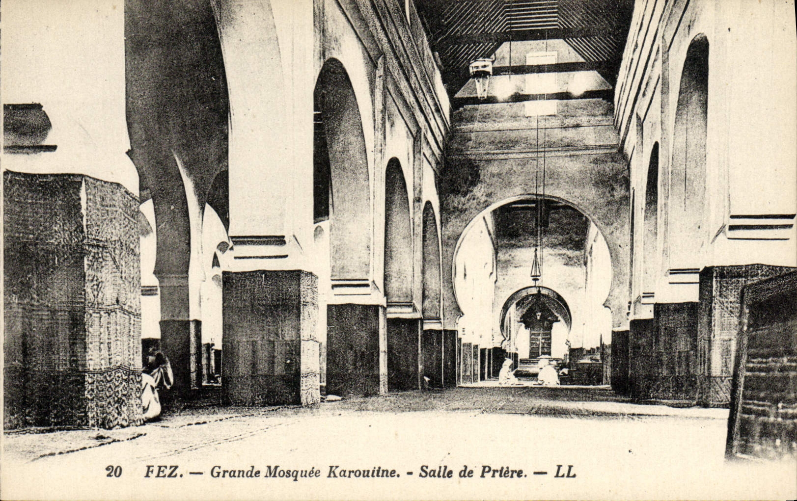 Sitio grande de Karouitne de la mezquita de Fes de la POSTAL de la VENDIMIA del rezo