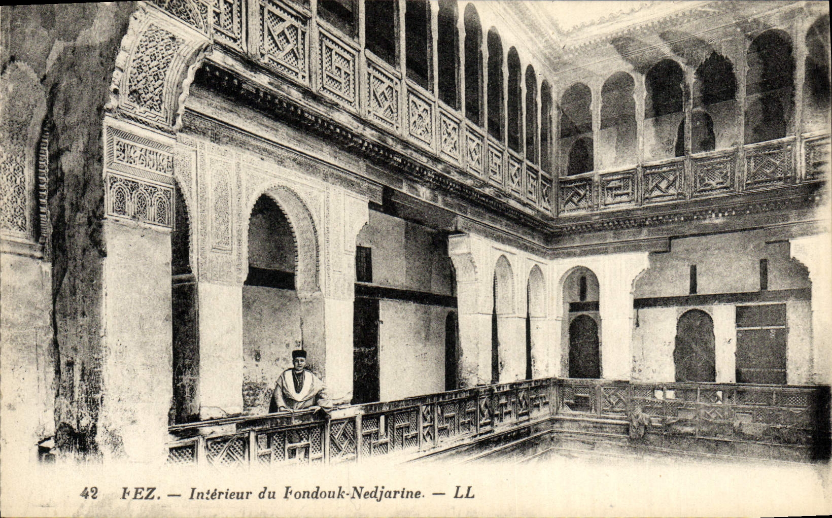 Interior de Fes de la POSTAL de la VENDIMIA de Fondouk Nedjarine