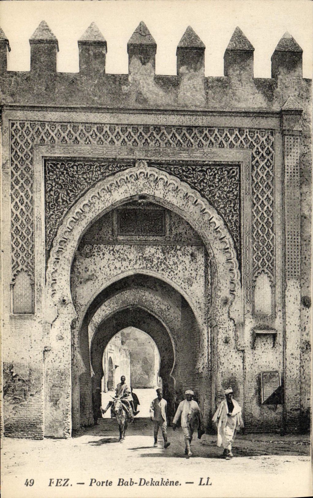 La POSTAL Fes de la VENDIMIA lleva Bab Dekakene