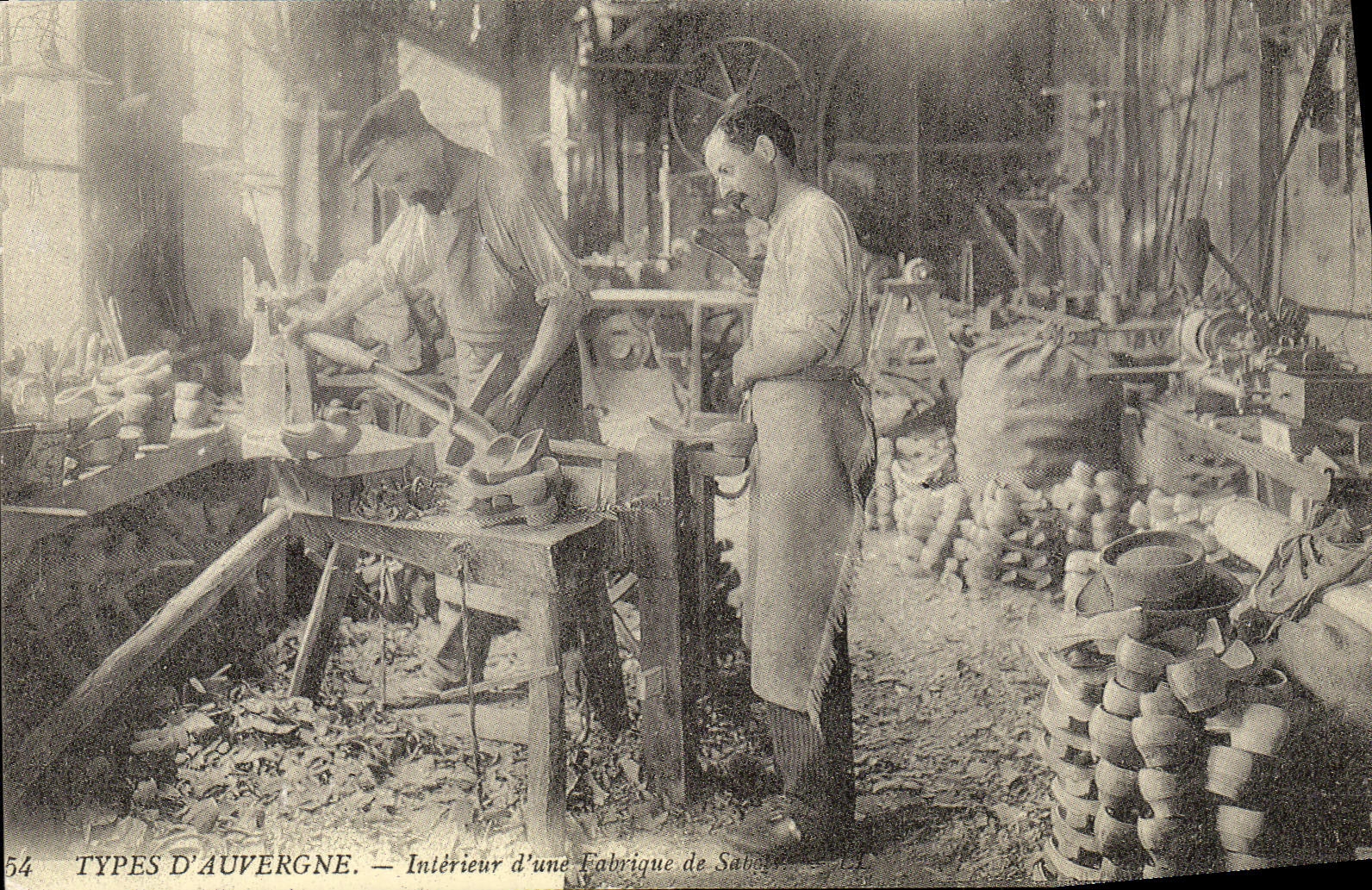 REPRO Types D'Auvergne Interieur d'une Fabrique de sabots Folklore
