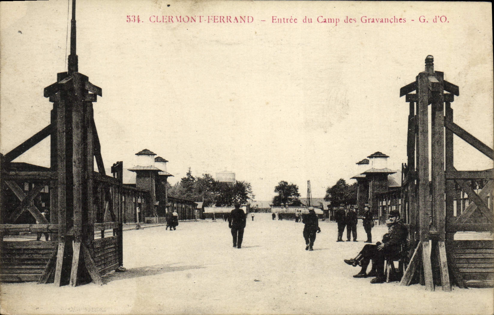 POSTAL Clermont-Ferrand de la VENDIMIA entrada del campo de Gravanches Militaria