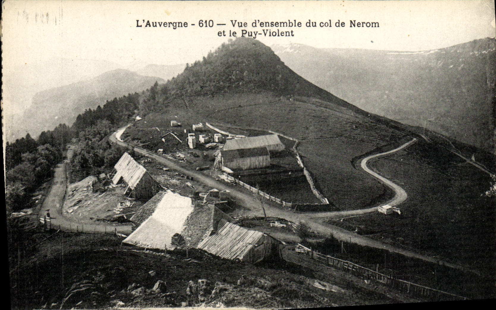CPA L'Auvergne Vue D'Ensemble du Col Nerom et le Puy Violent