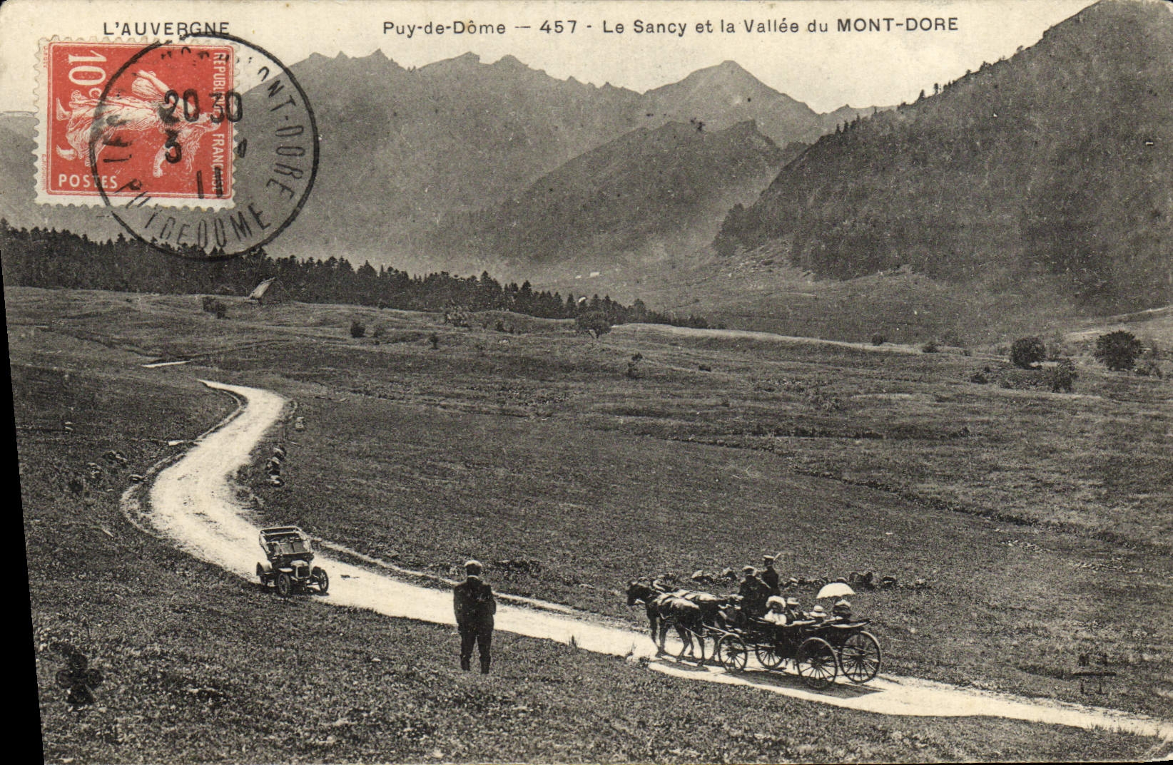 CPA L'Auvergne Le Sancy Et La Vallee Du Mont Dore Attelage Automobile